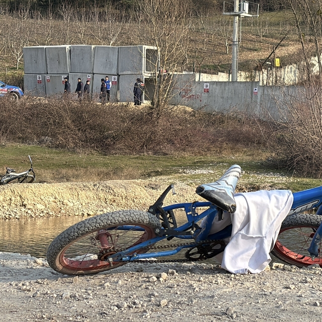 Gölette boğulma tehlikesi geçiren 13 yaşındaki çocuk hastanede hayatını kay...