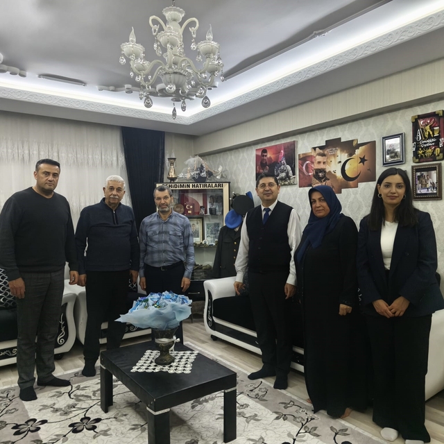 Gazetecilerden şehit ailesine anlamlı ziyaret