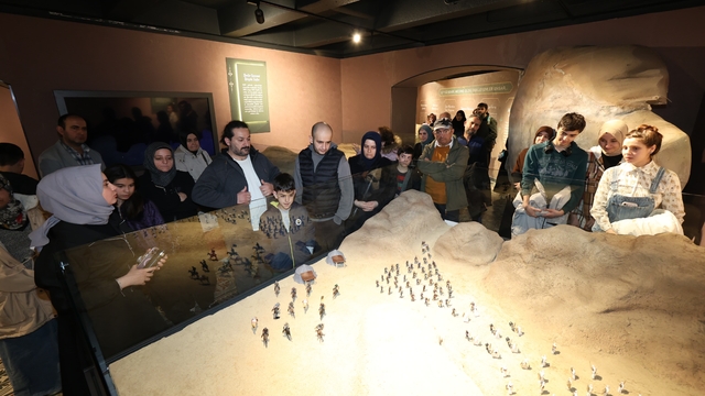 Siyer Sergisi ve Mukaddes Emanetler Sergisi Kadir Gecesi'nde doldu taştı