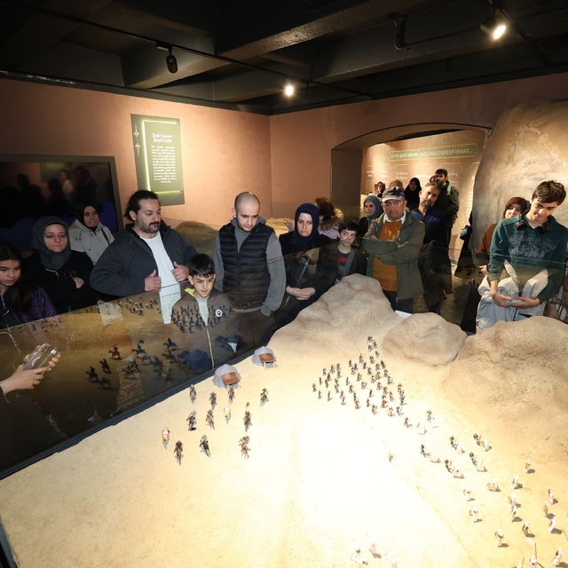 Siyer Sergisi ve Mukaddes Emanetler Sergisi Kadir Gecesi'nde doldu taştı