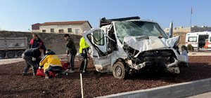 Kamyonet ile ekmek dağıtım aracı çarpıştı: 6 yaralı