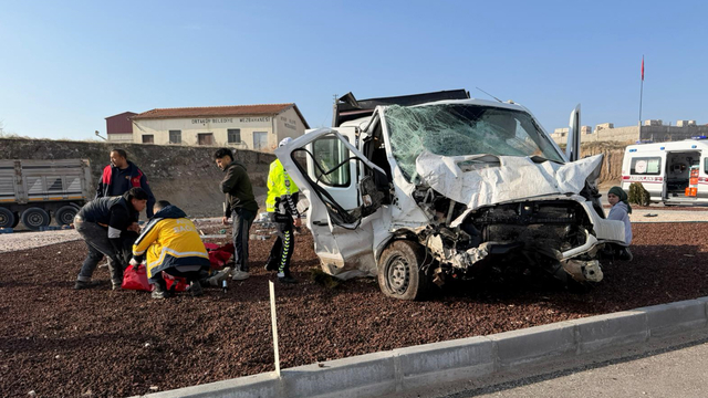 Kamyonet ile ekmek dağıtım aracı çarpıştı: 6 yaralı