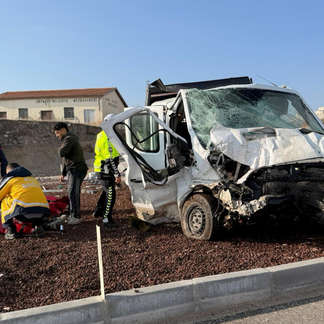 Kamyonet ile ekmek dağıtım aracı çarpıştı: 6 yaralı