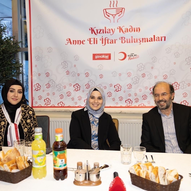 Kızılay Kadın'dan anlamlı iftar: Yetimler unutulmadı