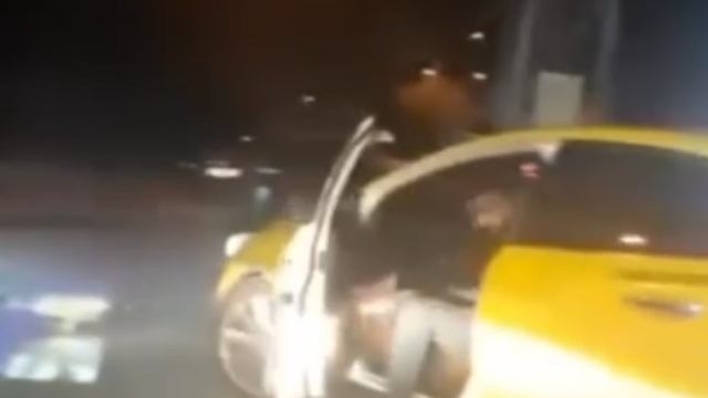 Taksici, içinde müşteri olan meslektaşının aracının önünü kesip, tehdit etti