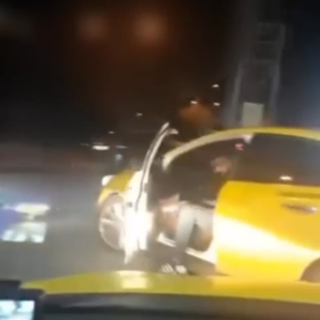 Taksici, içinde müşteri olan meslektaşının aracının önünü kesip, tehdit ett...