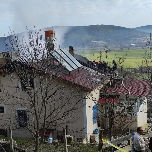 Evde çıkan yangında öldü, eşi yaralandı