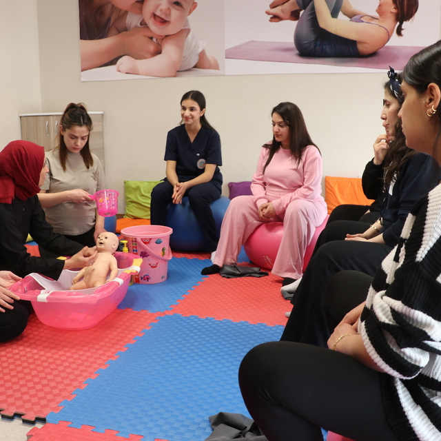 Siirt'te anne adayları gebe okulundaki eğitimlerle normal doğuma teşvik edi...