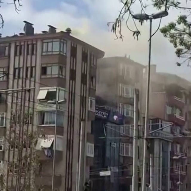 İzmit'te 7 katlı binanın çatısındaki bacadan çıkan yangın korkuttu