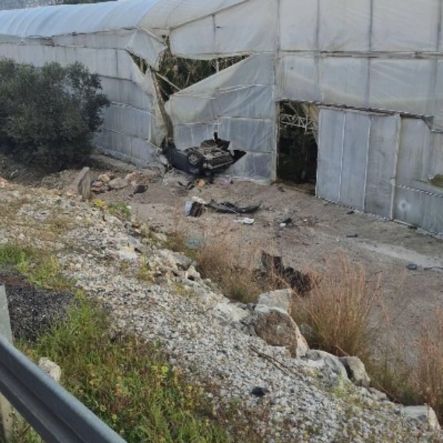 Alanya'da otomobil muz serasına devrildi: 1 ölü, 1 yaralı