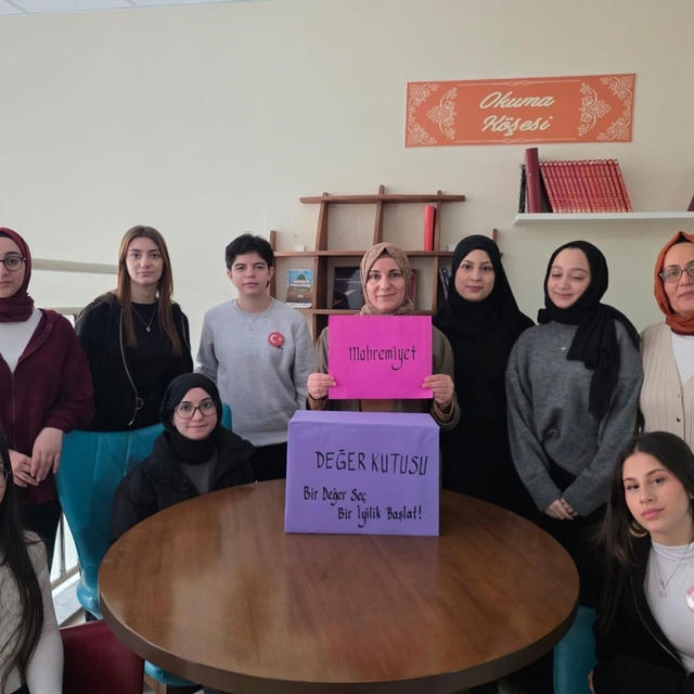 İzmirli öğrencilerin el emeği Gazze'de iftar sofrasına dönüştü
İmam hatip ö...