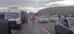 Hafif ticari araç ile otomobil çarpıştı: 5 yaralı