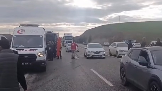 Hafif ticari araç ile otomobil çarpıştı: 5 yaralı