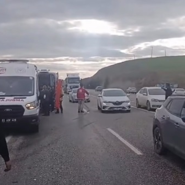 Hafif ticari araç ile otomobil çarpıştı: 5 yaralı