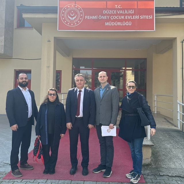 Eczacılardan Sevgi Evi'ne bayram desteği