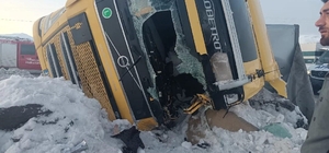 Bitlis’te iki tır devrildi, 1 kişi yaralandı