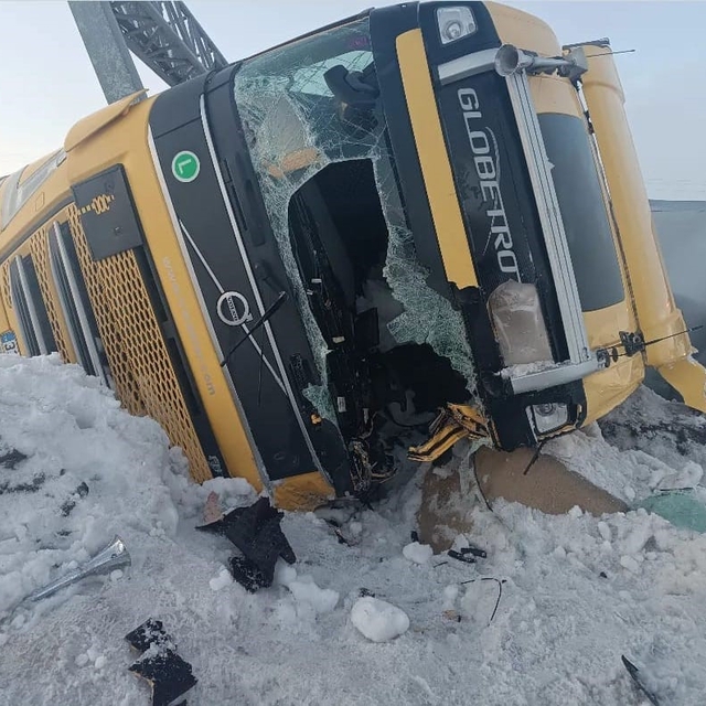 Bitlis'te iki tır devrildi, 1 kişi yaralandı