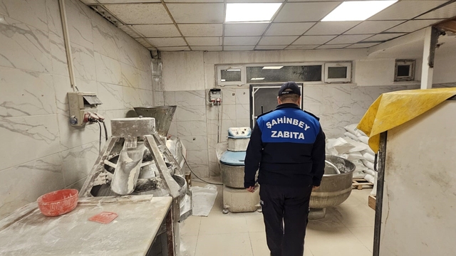 Şahinbey Belediyesi zabıta ekiplerinden gece denetimi