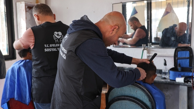 Kocagürlü çocuklara bayram tıraşları Efeler Belediyesi'nden