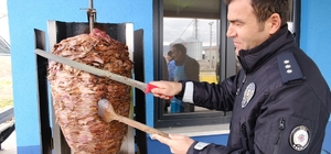 Sivas'ta polisten sürücülere iftarlık döner-ayran ikramı