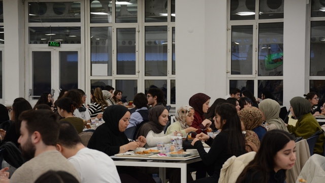 Anadolu Üniversitesi öğrencileri Kadir Gecesi'nde iftar sofrasında buluştu