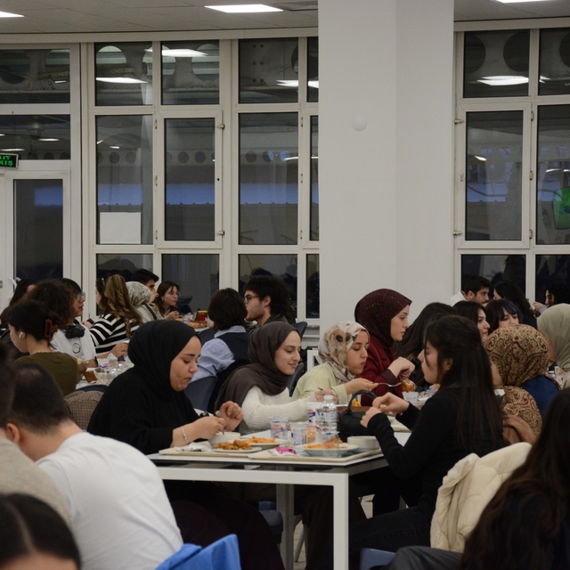 Anadolu Üniversitesi öğrencileri Kadir Gecesi'nde iftar sofrasında buluştu