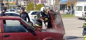 Seyir halindeki otomobil alev aldı
