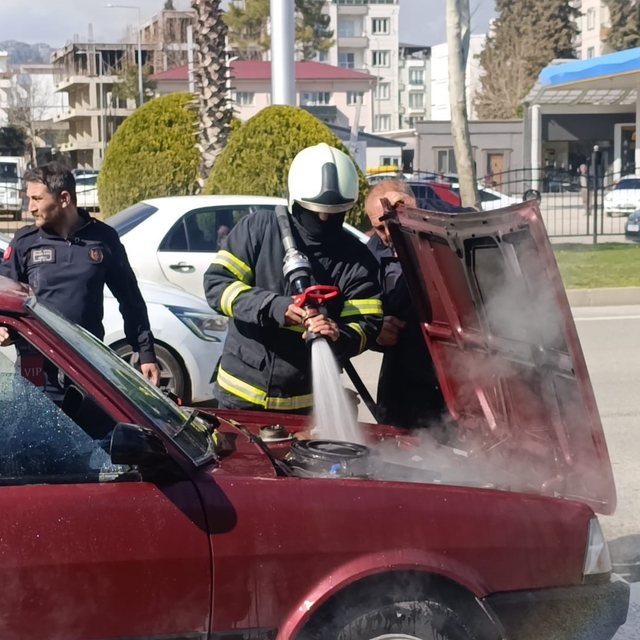 Seyir halindeki otomobil alev aldı
