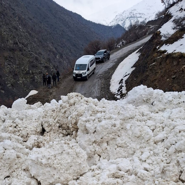 Çatak'ta çığ düştü: 1 mahalle ve 8 mezraya ulaşımı sağlanamıyor