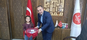 Kumbaradaki harçlıklarını ihtiyaç sahibi ailelere bağışladılar