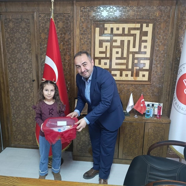 Kumbaradaki harçlıklarını ihtiyaç sahibi ailelere bağışladılar