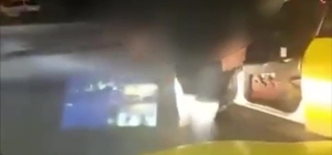 Taksici, meslektaşının önünü kesip tehdit etti