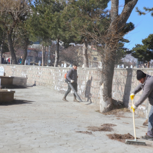 Melikgazi'de mezarlıklar bayram için temizlendi