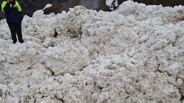 Çatak'ta çığ düştü; 1 mahalle ve 8 mezra ulaşıma kapandı