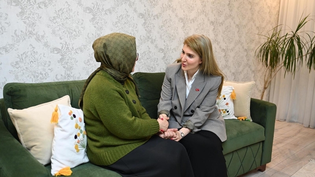 Milletvekili Ölmeztoprak'tan Nur öğretmene 'geçmiş olsun' ziyareti
"Öğretmenlik saygı duyulan bir meslek olmanın ötesinde, korunması gereken bir değerdir"