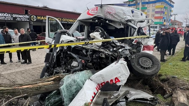 Vakaya giden ambulans kaza yaptı: 1 ölü, 3 yaralı