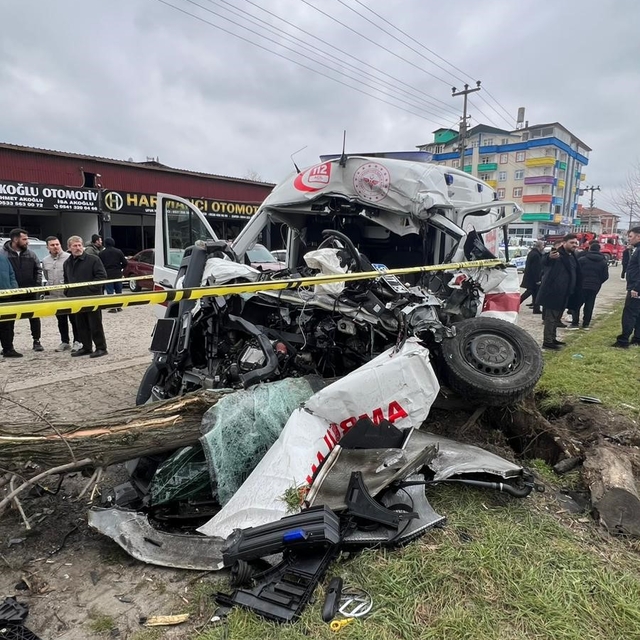 Vakaya giden ambulans kaza yaptı: 1 ölü, 3 yaralı