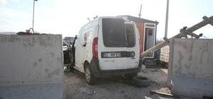 Niğde'de uygulama noktasındaki bariyere çarpan hafif ticari aracın sürücüsü öldü