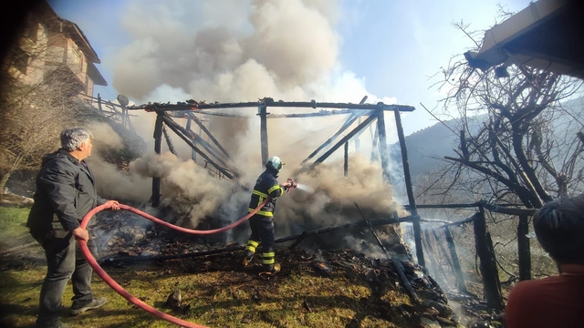 Kastamonu'da çıkan yangında samanlık kullanılamaz hale geldi