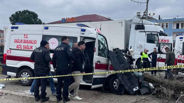 Ambulans ile kamyon çarpıştı: 1 ölü, 3 yaralı
