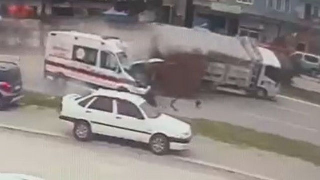 Vakaya giden ambulansın kaza anı kamerada: 1 ölü, 3 yaralı