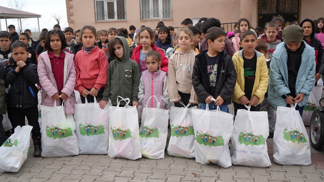 Muş'un ücra köylerindeki bin çocuğa bayram sevinci
