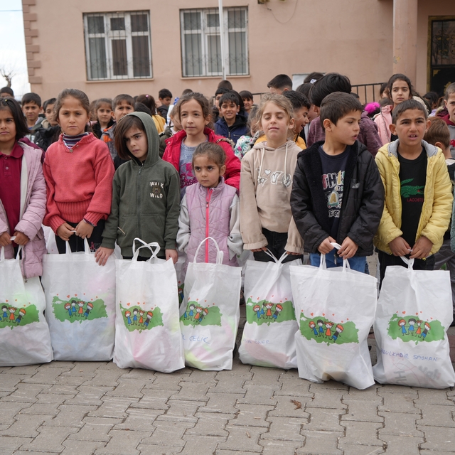 Muş'un ücra köylerindeki bin çocuğa bayram sevinci