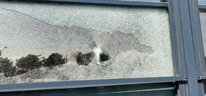 Motosikletli saldırganlar kapalı restoranı kurşunladı