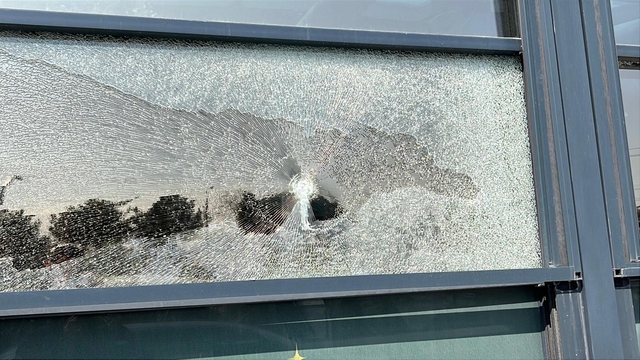 Motosikletli saldırganlar kapalı restoranı kurşunladı