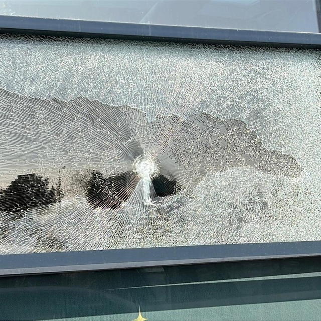 Motosikletli saldırganlar kapalı restoranı kurşunladı