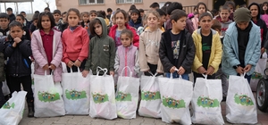 Muş'un ücra köylerindeki bin çocuğa bayram sevinci