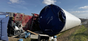 Kırklareli'nde rüzgar türbini taşıyan tır devrildi