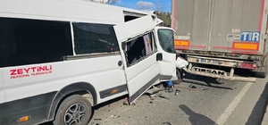 Çerkezköy’de işçi servisi tıra çarptı: 1’i ağır 4 yaralı
