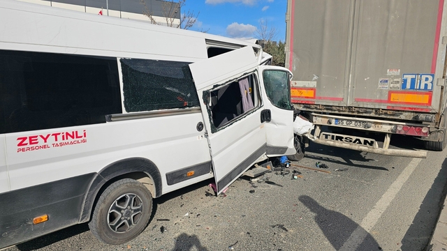 Çerkezköy'de işçi servisi tıra çarptı: 1'i ağır 4 yaralı